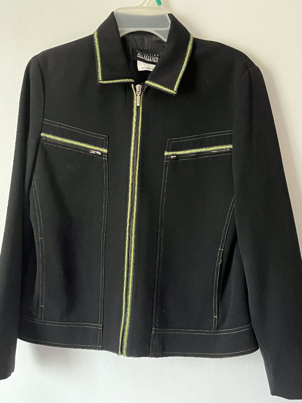 Black blazer for women size XL with closing zipper in front and two pocket.